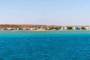 Kızıl deniz mercan resifi ve mavi gökyüzü. El Gouna, Mısır