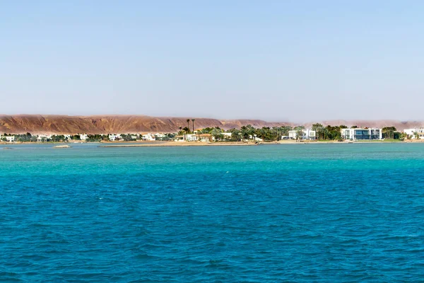 Kızıl deniz mercan resifi ve mavi gökyüzü. El Gouna, Mısır