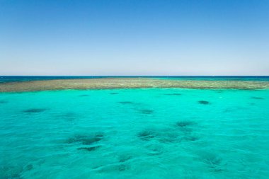 Kızıl deniz mercan resifi ve mavi gökyüzü. El Gouna, Mısır