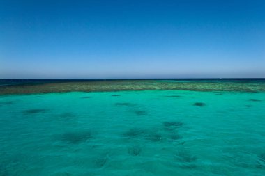 Kızıl deniz mercan resifi ve mavi gökyüzü. El Gouna, Mısır
