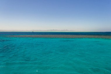 Kızıl deniz mercan resifi ve mavi gökyüzü. El Gouna, Mısır