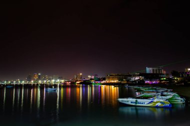 Pattaya, Tayland - 16 Ocak 2019: Pattaya City Marina Körfezi 'ndeki gemiler ve feribotlar