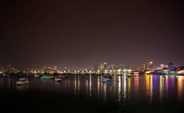 Pattaya, Tayland - 16 Ocak 2019: Pattaya City Marina Körfezi 'ndeki gemiler ve feribotlar