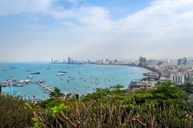 Pratumnak Tepesi 'nden Pattaya bakış açısı. Chonburi Tayland 'da Pattaya şehir silueti