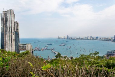 Pratumnak Tepesi 'nden Pattaya bakış açısı. Chonburi Tayland 'da Pattaya şehir silueti