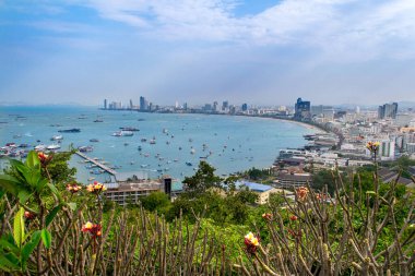 Pratumnak Tepesi 'nden Pattaya bakış açısı. Chonburi Tayland 'da Pattaya şehir silueti