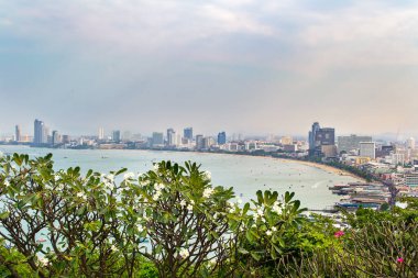 Pratumnak Tepesi 'nden Pattaya bakış açısı. Chonburi Tayland 'da Pattaya şehir silueti
