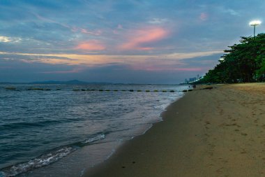 Pattaya Sahili 'nde gün batımı. Tayland' ın ünlü turistik merkezi..