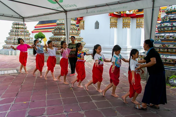 Bangkok Tajlandia Stycznia 2019 Młodzi Tancerze Ćwiczący Taniec Tajski Pałacu Obraz Stockowy