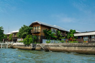 Bangkok, Tayland - 19 Ocak 2019: Bangkok 'un gündüz su manzaralı eski konut binaları