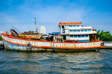 Tayland, Bangkok, 19 Ocak 2019: Nehir kanalında çok renkli tekne.
