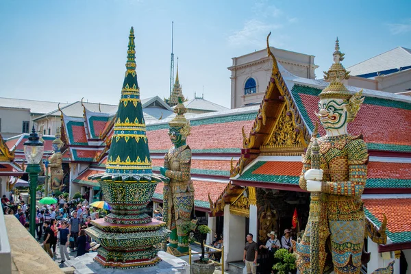 BANGKOK, THAILAND - 19 Ocak 2019: Bangkok Kraliyet Sarayı manzarası. Royal Grand Palace Bangkok 'ta ünlü bir yerdir..