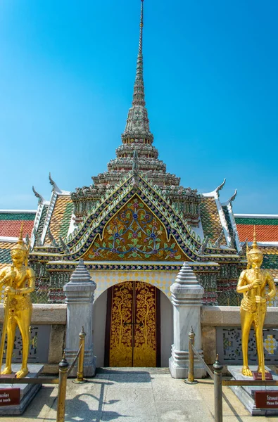 BANGKOK, THAILAND - 19 Ocak 2019: Bangkok Kraliyet Sarayı manzarası. Royal Grand Palace Bangkok 'ta ünlü bir yerdir..