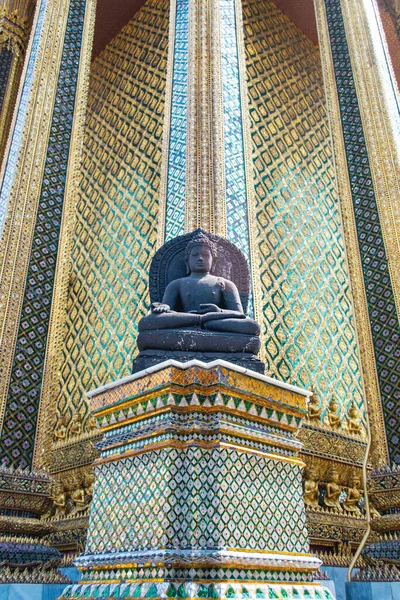 Zümrüt Buda Tapınağı 'nda Buda' nın siyah taş heykeli. Büyük Saray kompleksi, Bangkok, Tayland