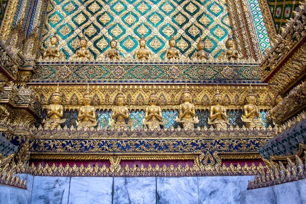 Прекрасний Традиційний Мозаїчний Декор Золотими Деталями Статуями Біля Стіни Храму — стокове фото