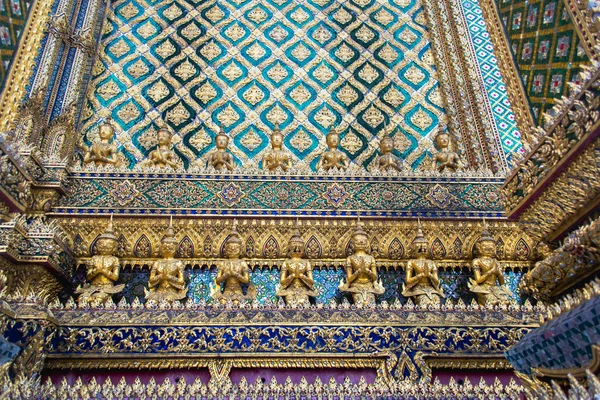 Altın Detaylar Zümrüt Buda Tapınağı Nın Duvarında Heykeller Olan Güzel — Stok fotoğraf