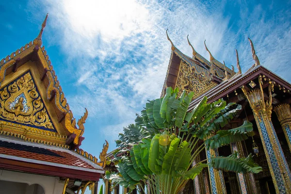 BANGKOK, THAILAND - 19 Ocak 2019: Bangkok Kraliyet Sarayı manzarası. Royal Grand Palace Bangkok 'ta ünlü bir yerdir..