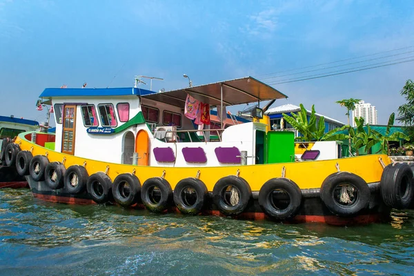 Thailand Bangkok Januari 2019 Meerkleurige Boot Een Rivierkanaal — Stockfoto