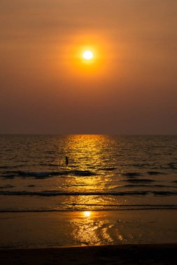 Pattaya Sahili 'nde gün batımı. Tayland' ın ünlü turistik merkezi..