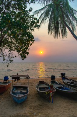 Pattaya Sahili 'nde gün batımı. Tayland' ın ünlü turistik merkezi..