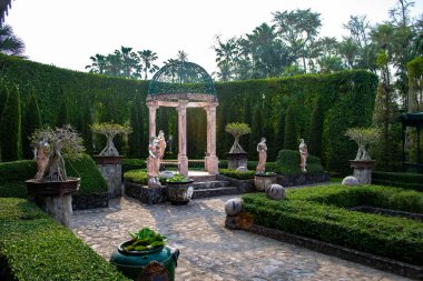 Nong Nooch Tropik Botanik Bahçesi, Pattaya, Tayland Bulutlu bir günde.