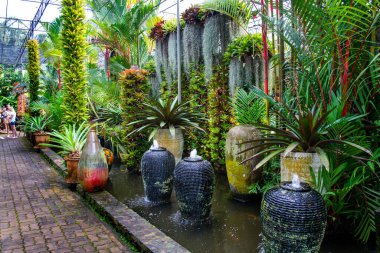 Nong Nooch Tropik Botanik Bahçesi 'nde seramik dekorasyonu, Pattaya, Tayland