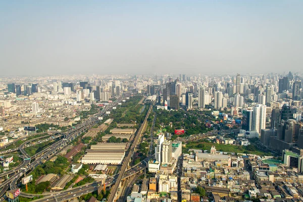Bangkok, Tayland - 19 Ocak 2019: Tayland 'ın eski en yüksek binası olan Baiyoke Gökyüzü Kulesi' nden Bangkok manzaralı kentsel ufkun yüksek açılı görüntüsü