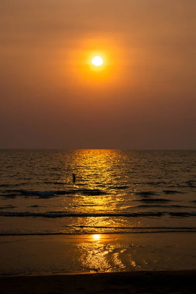 Pattaya Sahili 'nde gün batımı. Tayland' ın ünlü turistik merkezi..