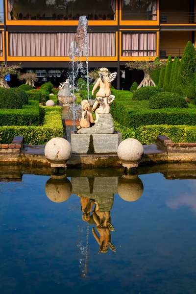 Nong Nooch Tropik Botanik Bahçesi, Pattaya, Tayland Bulutlu bir günde.