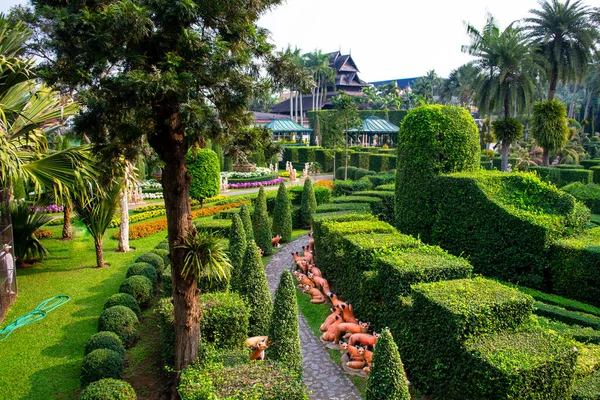Nong Nooch Tropik Botanik Bahçesi, Pattaya, Tayland Bulutlu bir günde.