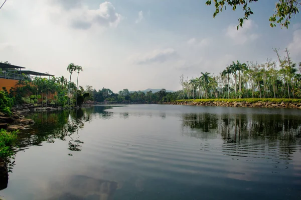Nong Nooch Tropik Botanik Bahçesi, Pattaya, Tayland Bulutlu bir günde.