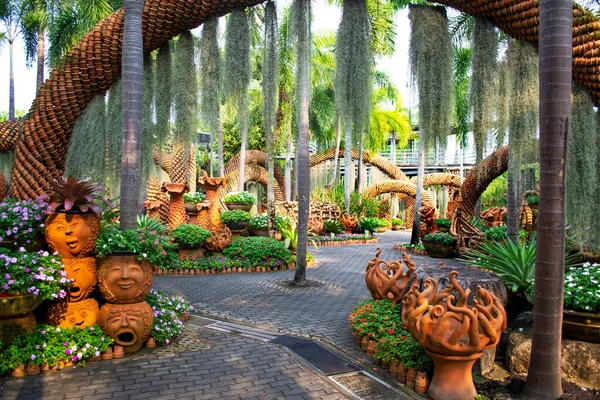 Keramik Dekoration Trädgården Nong Nooch Tropical Botanical Garden Pattaya Thailand — Stockfoto