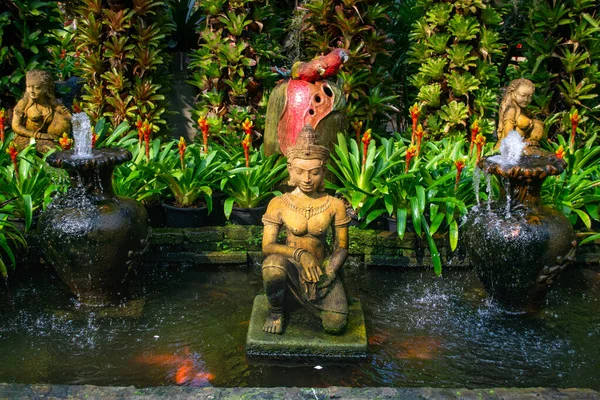 Nong Nooch Tropik Botanik Bahçesi 'nde seramik dekorasyonu, Pattaya, Tayland