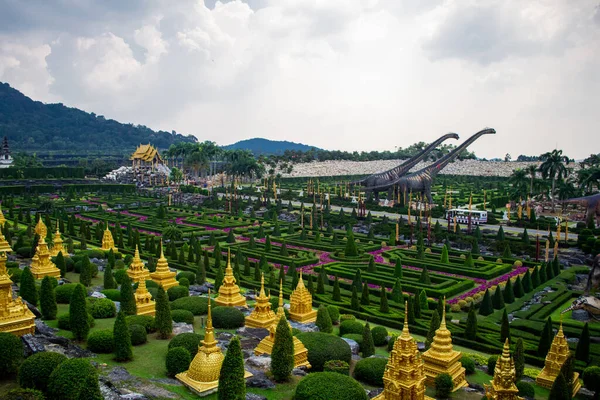 Nong Nooch Tropik Botanik Bahçesi, Pattaya, Tayland Bulutlu bir günde.