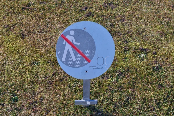 Do not walk on the grass — Stock Photo, Image