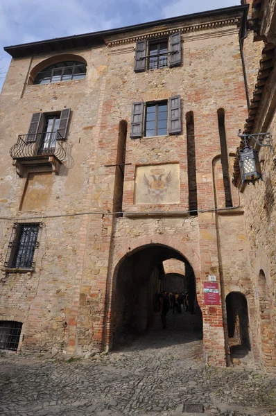 Castello 蜚声 aka Castello 帕拉维奇诺城堡在 Salsomaggio — 图库照片