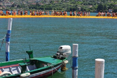 Lake Iseo içinde yüzer iskeleler