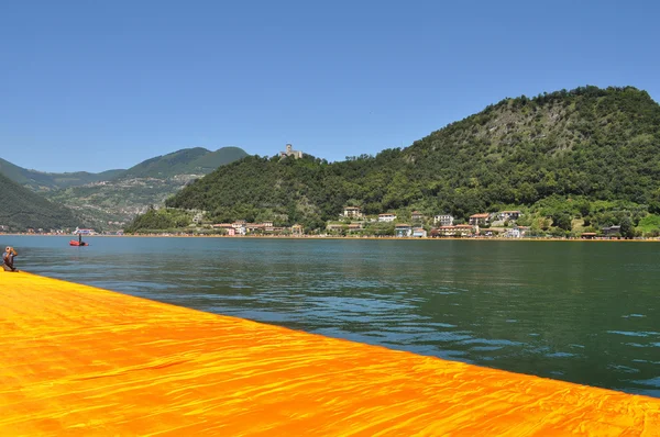 Los muelles flotantes en el lago Iseo — Foto de Stock