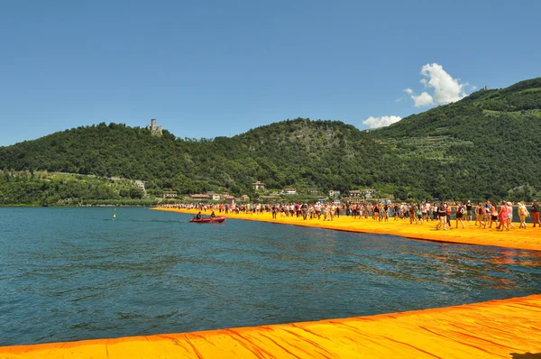 Os cais flutuantes no Lago Iseo — Fotografia de Stock