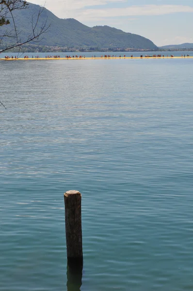 Плавучие пирсы в озере Изео — стоковое фото