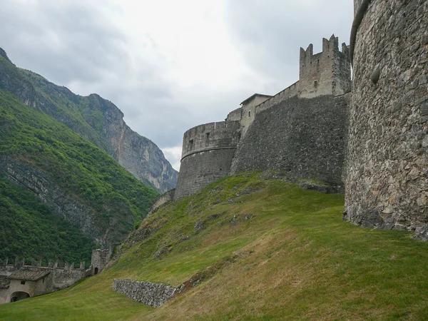 Castel imponentní v Besenello — Stock fotografie