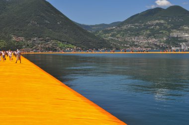 Lake Iseo içinde yüzer iskeleler