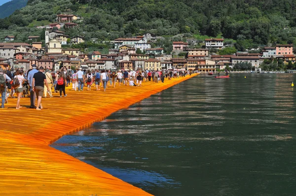 The Floating Piers in Lake Iseo — Stock Photo, Image