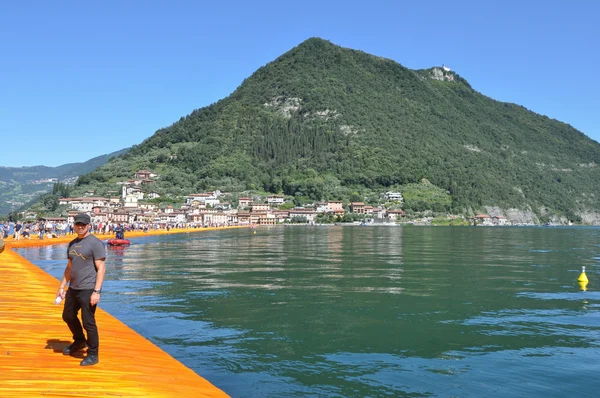 Os cais flutuantes no Lago Iseo — Fotografia de Stock