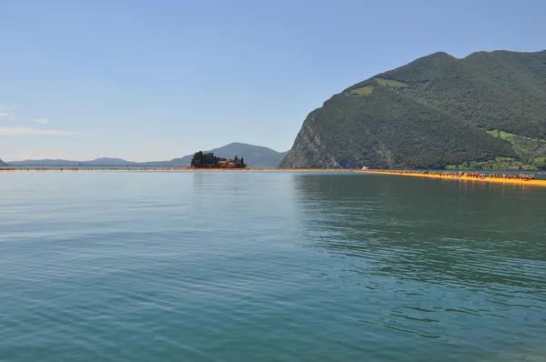 Os cais flutuantes no Lago Iseo — Fotografia de Stock