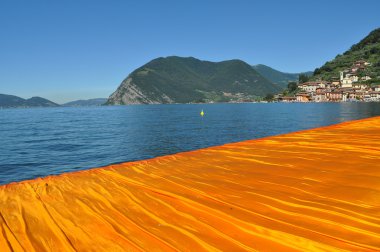 Lake Iseo içinde yüzer iskeleler