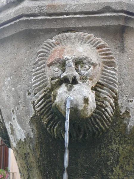 Oude fontein in Sutri — Stockfoto