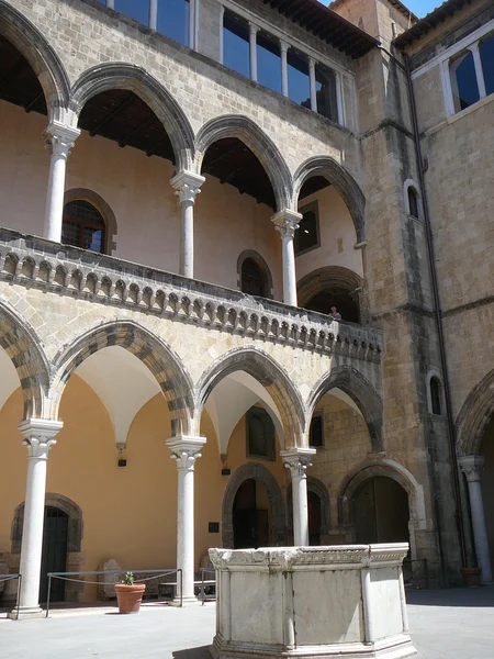 Palazzo Vitelleschi paleis in Tarquinia — Stockfoto