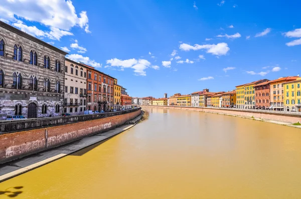 De oever van de HDR Arno in Pisa — Stockfoto