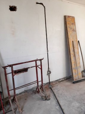 Bir inşaat sahasında elektrik tesisatı